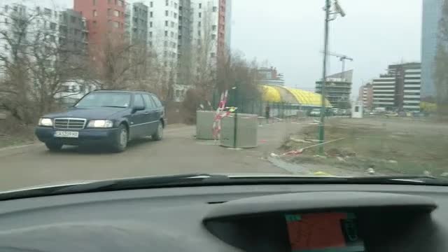 "Заграждане" на пътно платно в ж.к. "Манастирски ливади"