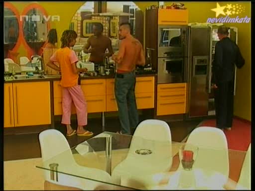 Big Brother 4 - Косьо Усилено Сваля И Целува Таня, Жоро Се Закача С Марти!18.10.2008