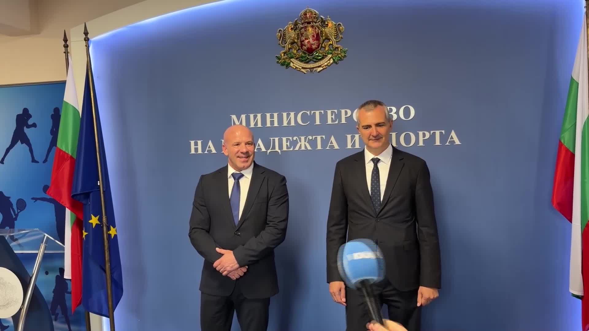 Служебният министър на младежта и спорта Димитър Илиев предава властта на Енчо Керязов