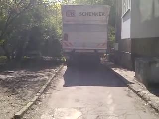 по тясните улици
