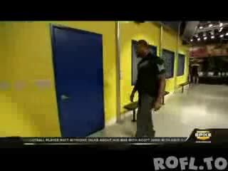 Ядосан Негър Си Го Изкарва На Врата ! 