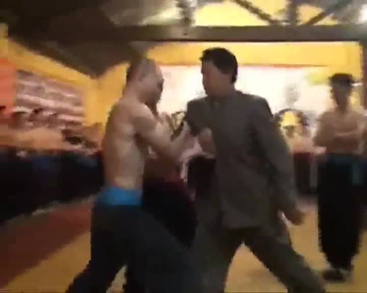 Треньорът по кунг фу е железен , показва техника на хватки!