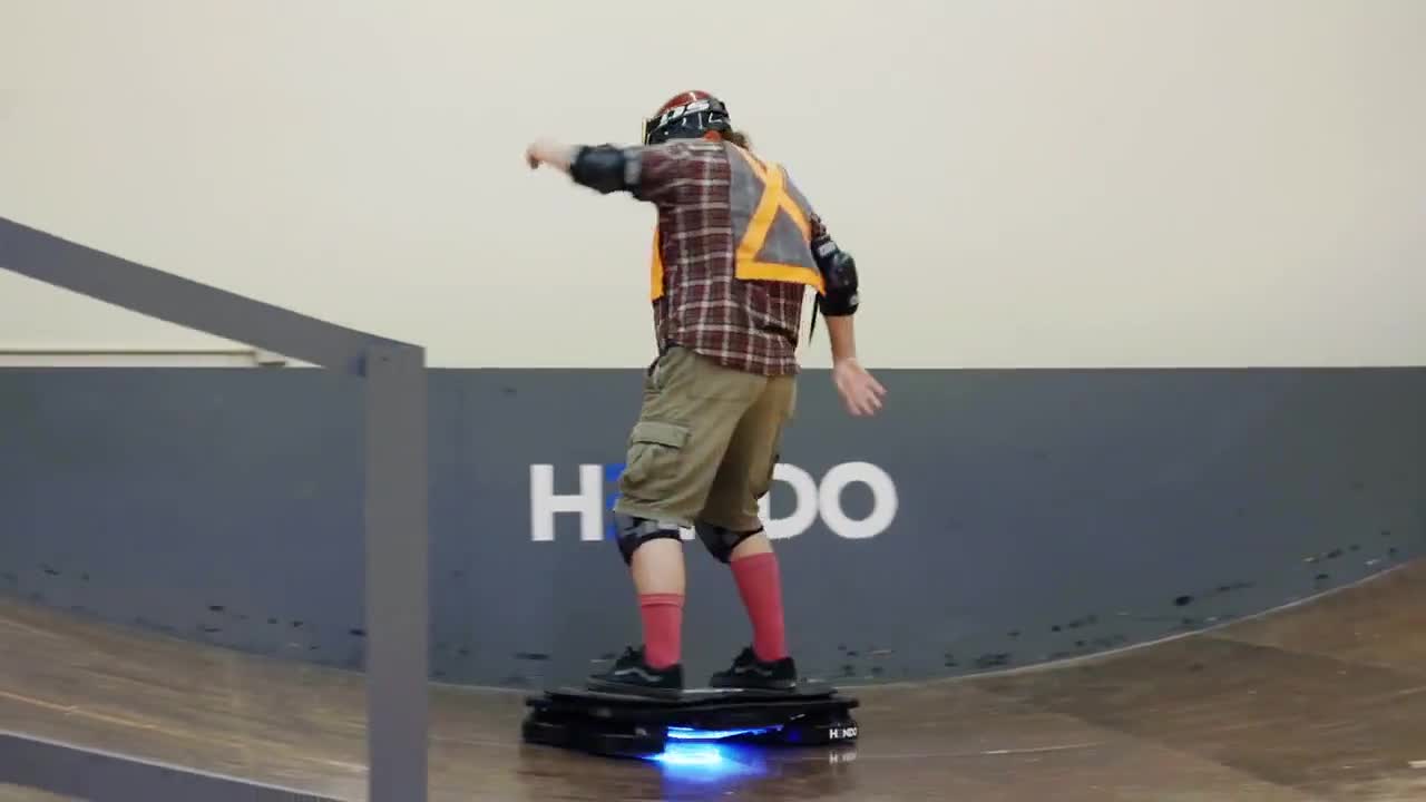 Tony Hawk кара първия в света истински hooverboard