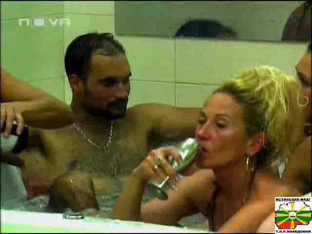 Жените Под Душа В Къщата Лукс На Bb4 08 10 2008