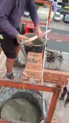 Тези определено са се изучили в занаята.. Вижте колко са сръчни