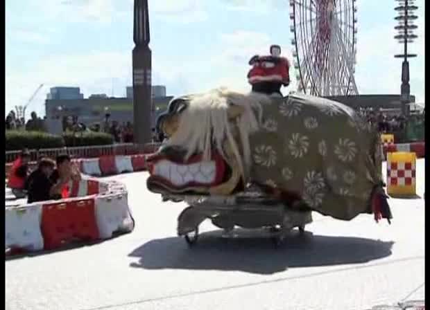 Състезание със странни колички в Токио