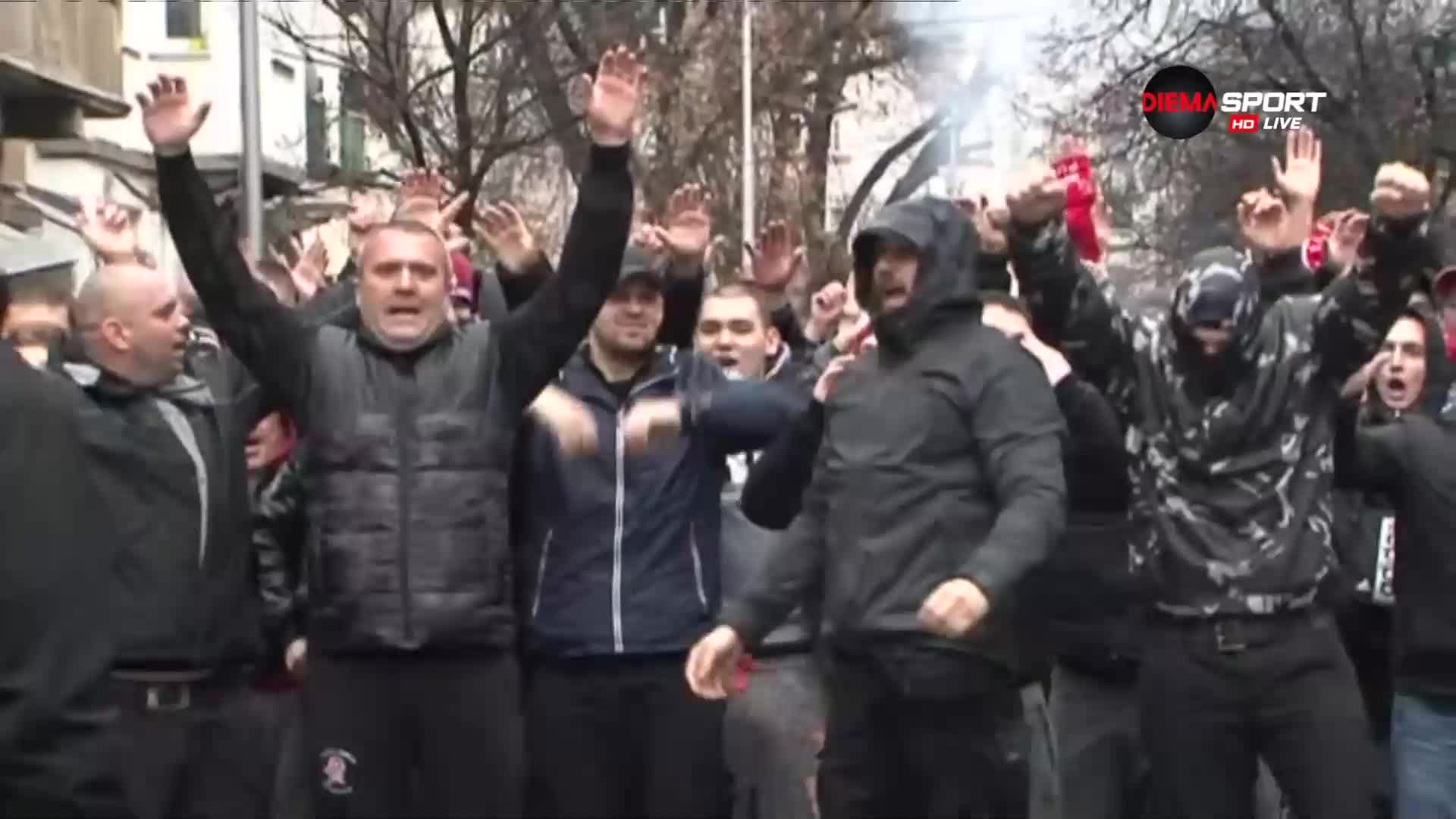 Шествието на феновете на ЦСКА преди дербито с Левски