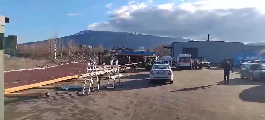 Навес падна върху трима души в София, единият е починал
