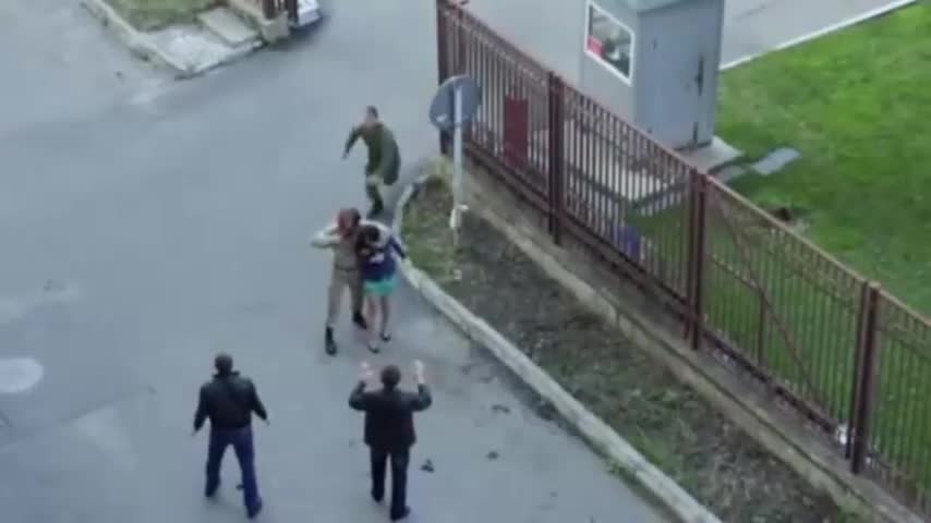 Дежурен войник проваля снимките на филм .