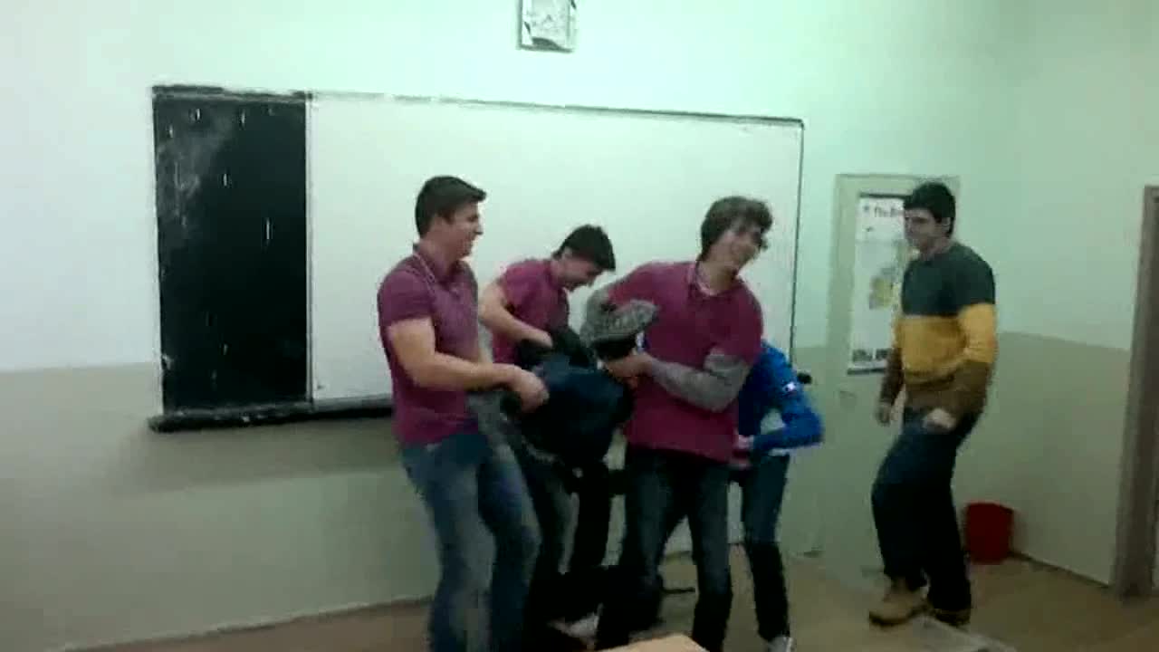 Пародия на нападението на Ахмед Доган в училище смях