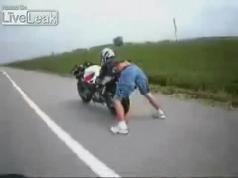 Луд Моторист Прави Опасен Трик