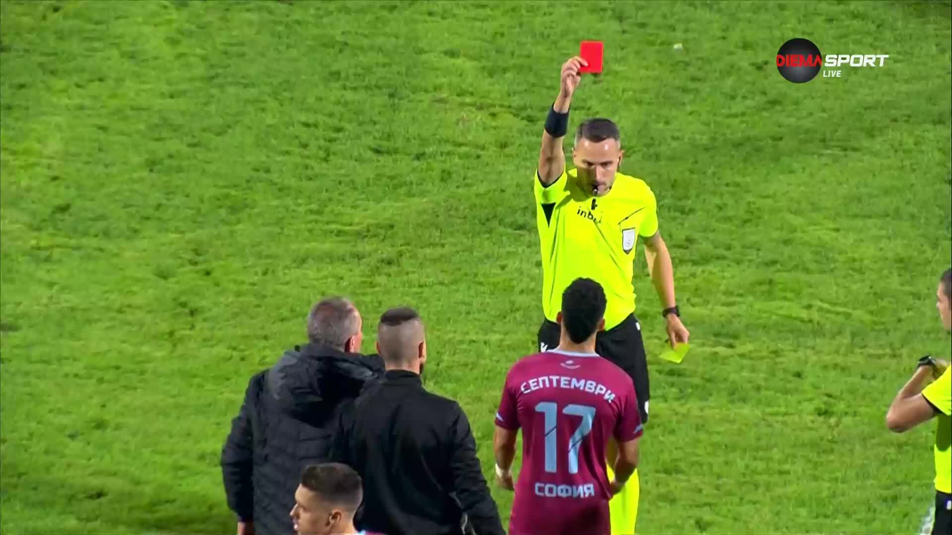 Червен картон за Фонтейн за бавене на играта