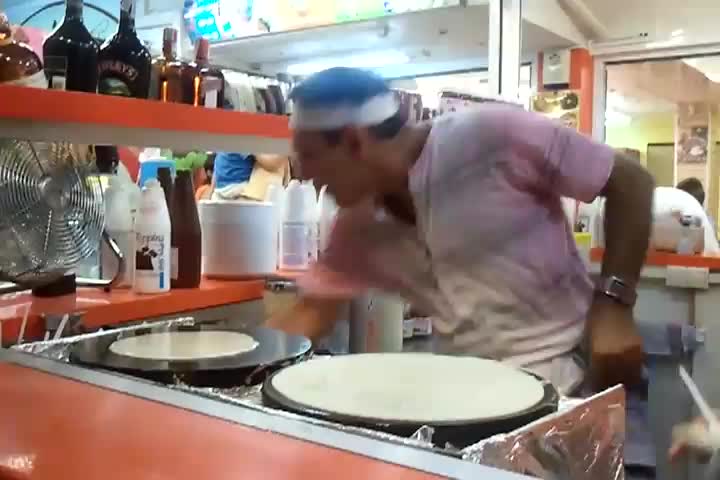 Луд готвач прави палачинки