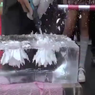 Този пич е майстор,вижте какво прави от кубче лед