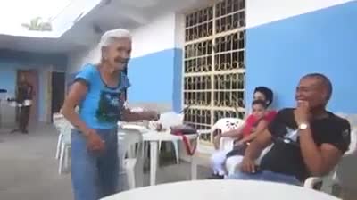 Смях! Тази баба изби рибата..