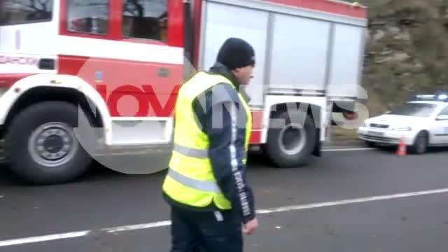 Кола падна в река Струма при катастрофа