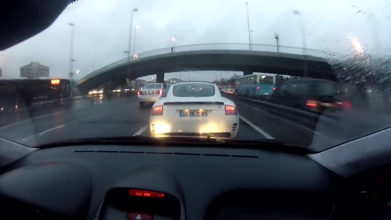 Агресивно шофиране на Audi и Пежо при дъжд !