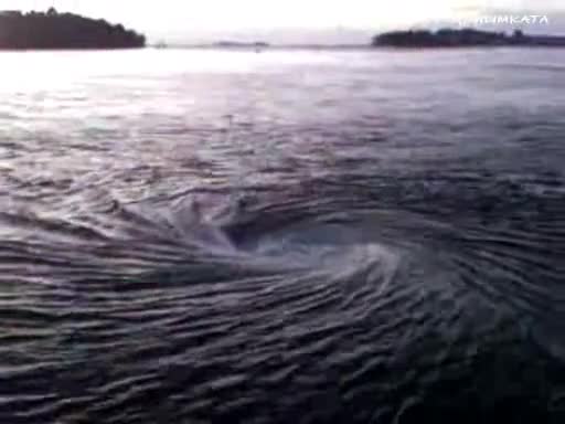 Адски Водовъртеж В Морето!