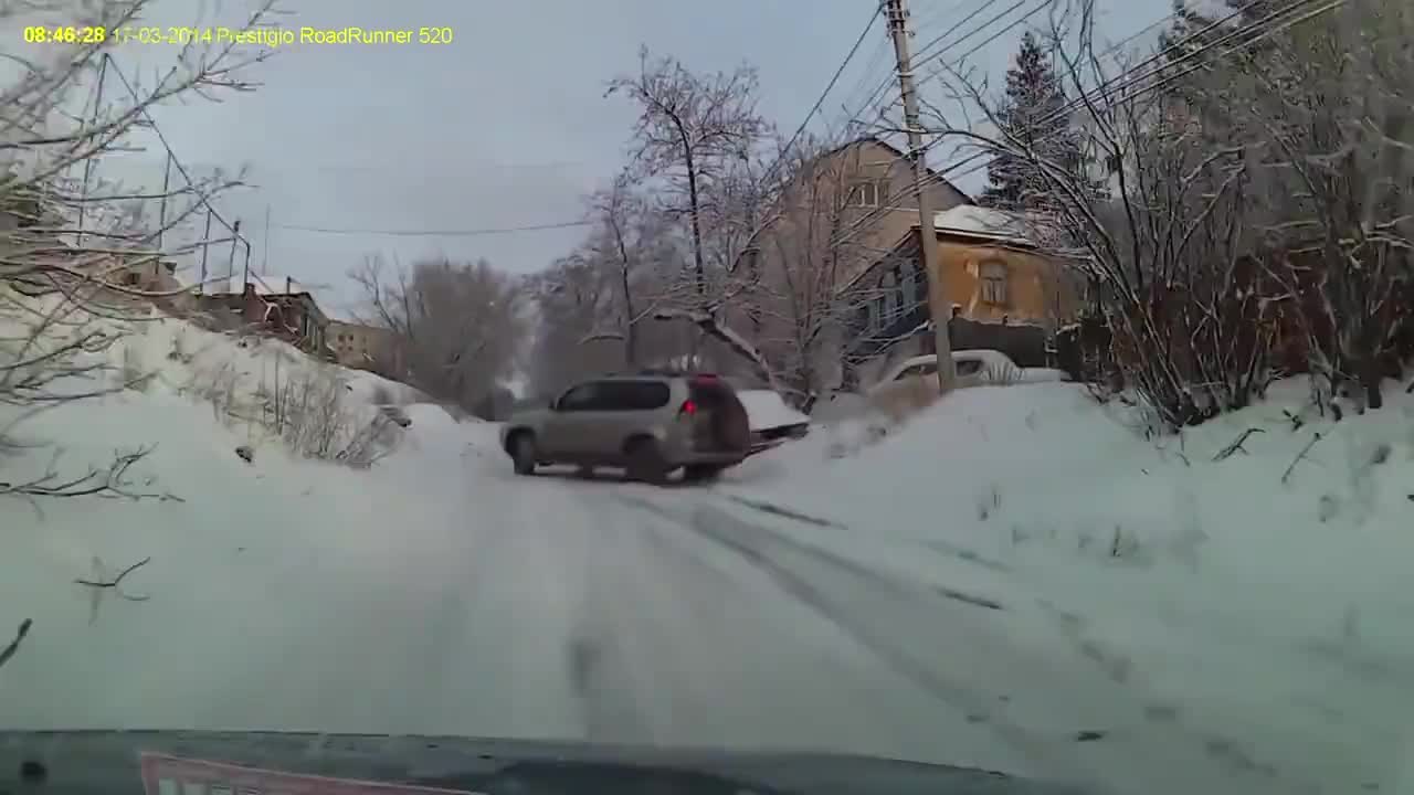 Кола се хлъзга по заледен път