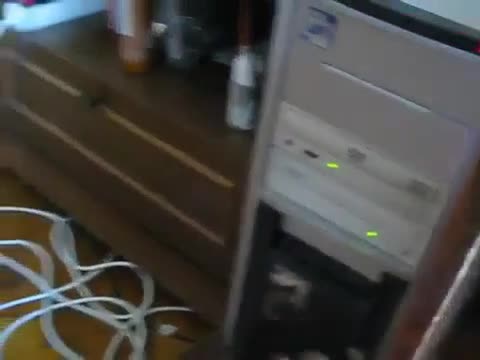 Котарак срещу Dvd устройство