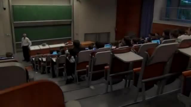 Студент дойде на лекцията с пишеща машина!