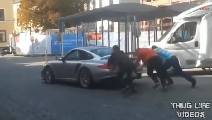 Бутнете да запали шега (смях)