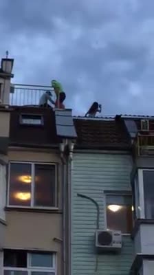Деца се катерят по покривите в бургаския ж.к. "Възраждане" (part 1)