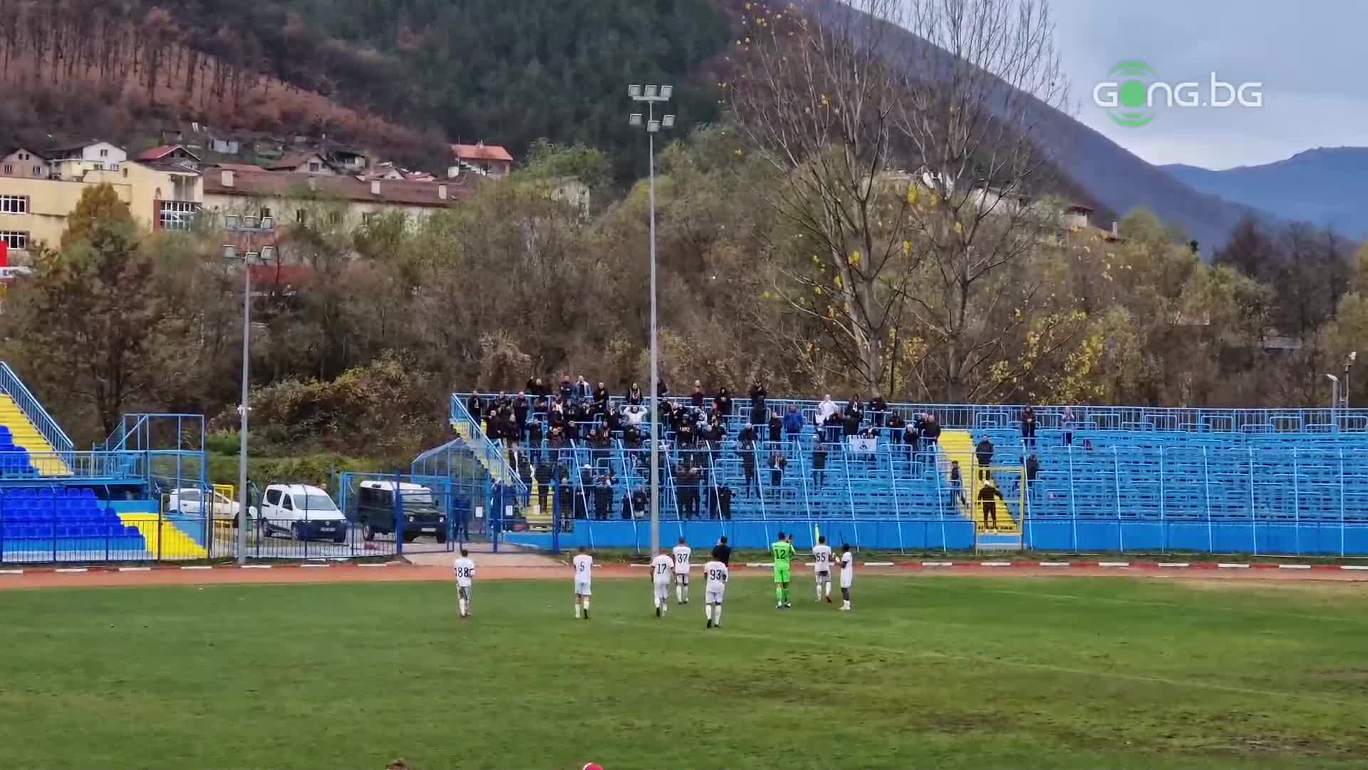 Футболисти и фенове на Славия празнуват успеха в Своге