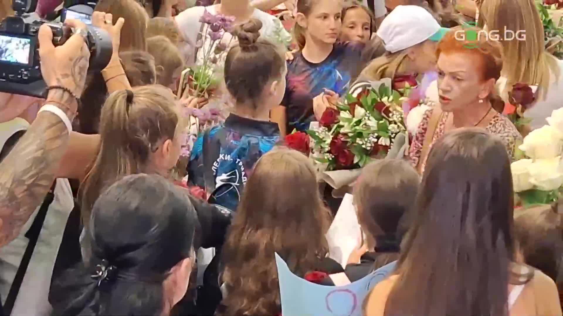 Стотици посрещнаха родните ни гимнастички на летището