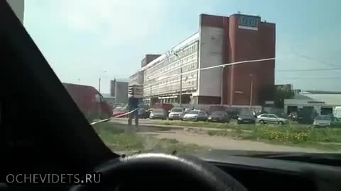 Руски здрав хамалин на 80-то ниво разтоварва камион