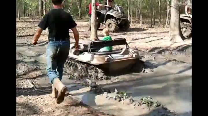 Офроуд мацка не се отказва за миг да извади своето A T V от калта!