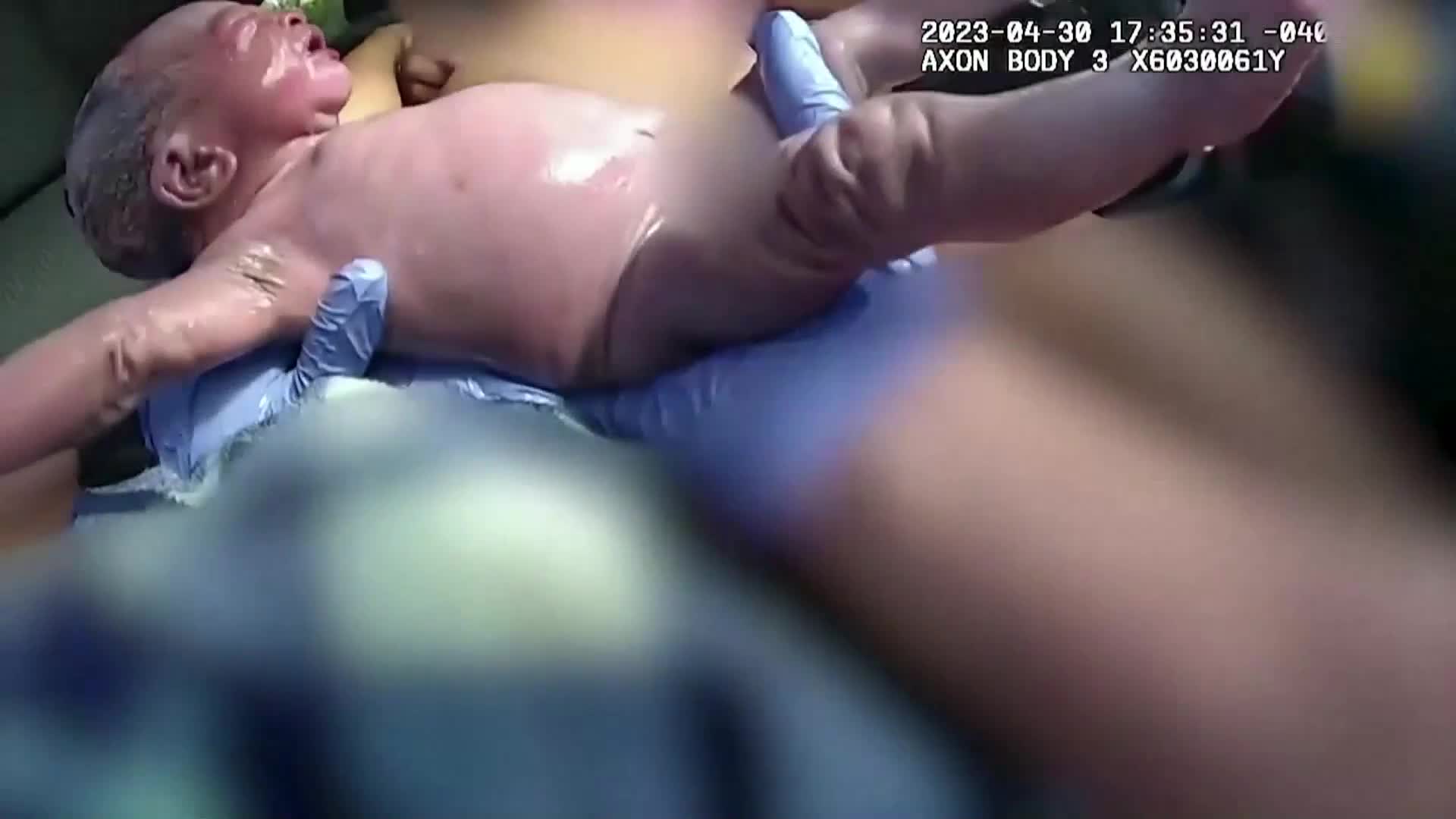 Полицай изроди бебе на натоварена магистрала