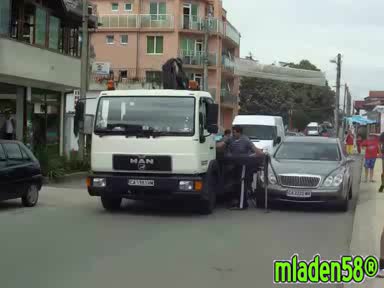 Паяк се готви да вдигне Maybach 57s