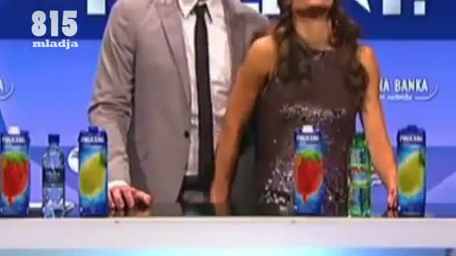 Водеща хваща колегата си за. . . :d