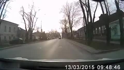 Изплашено улично куче на пешеходна пътека получава помощ от шофьор