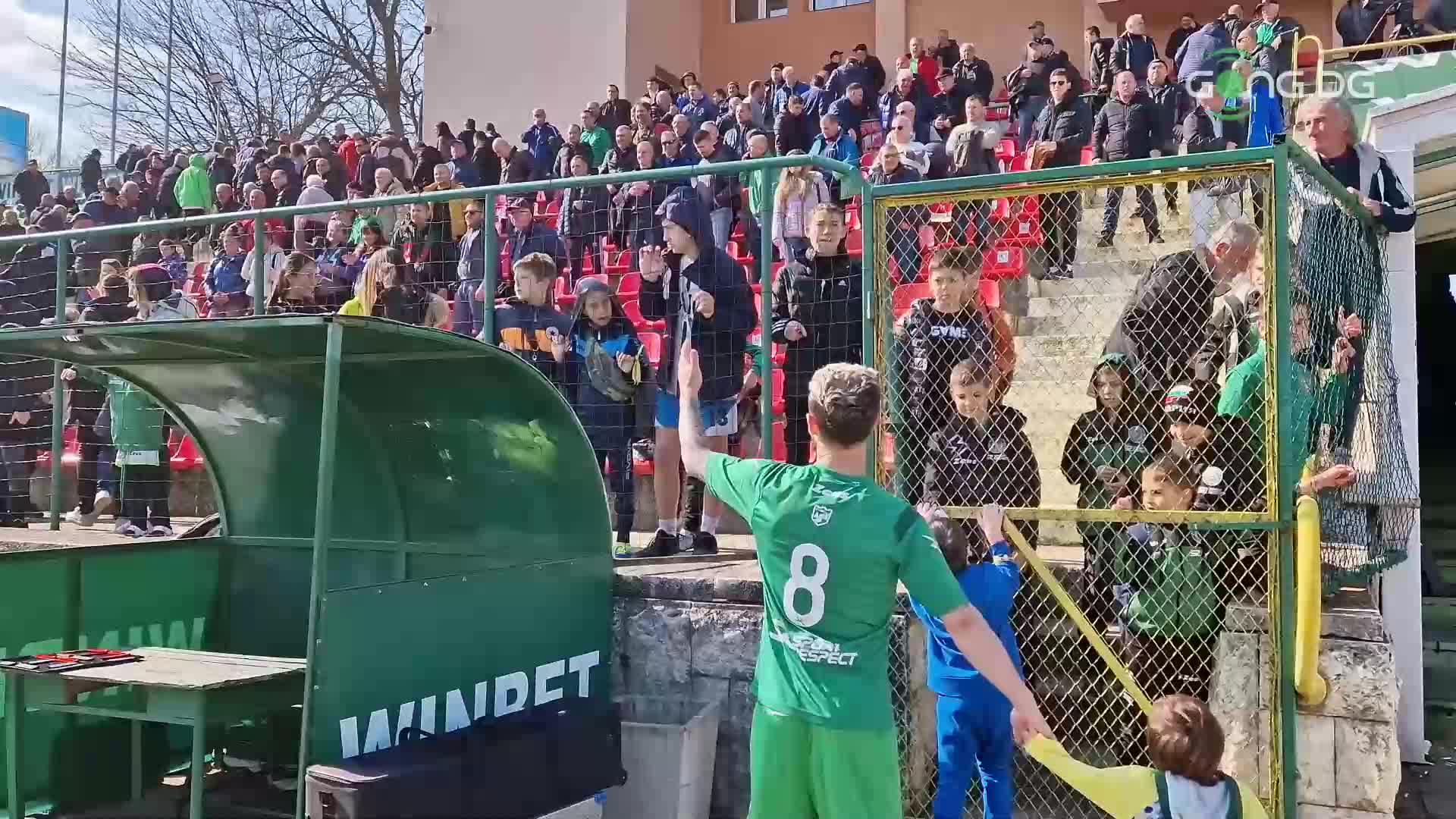Футболисти и фенове на Ботев Вр празнуват успеха над Славия