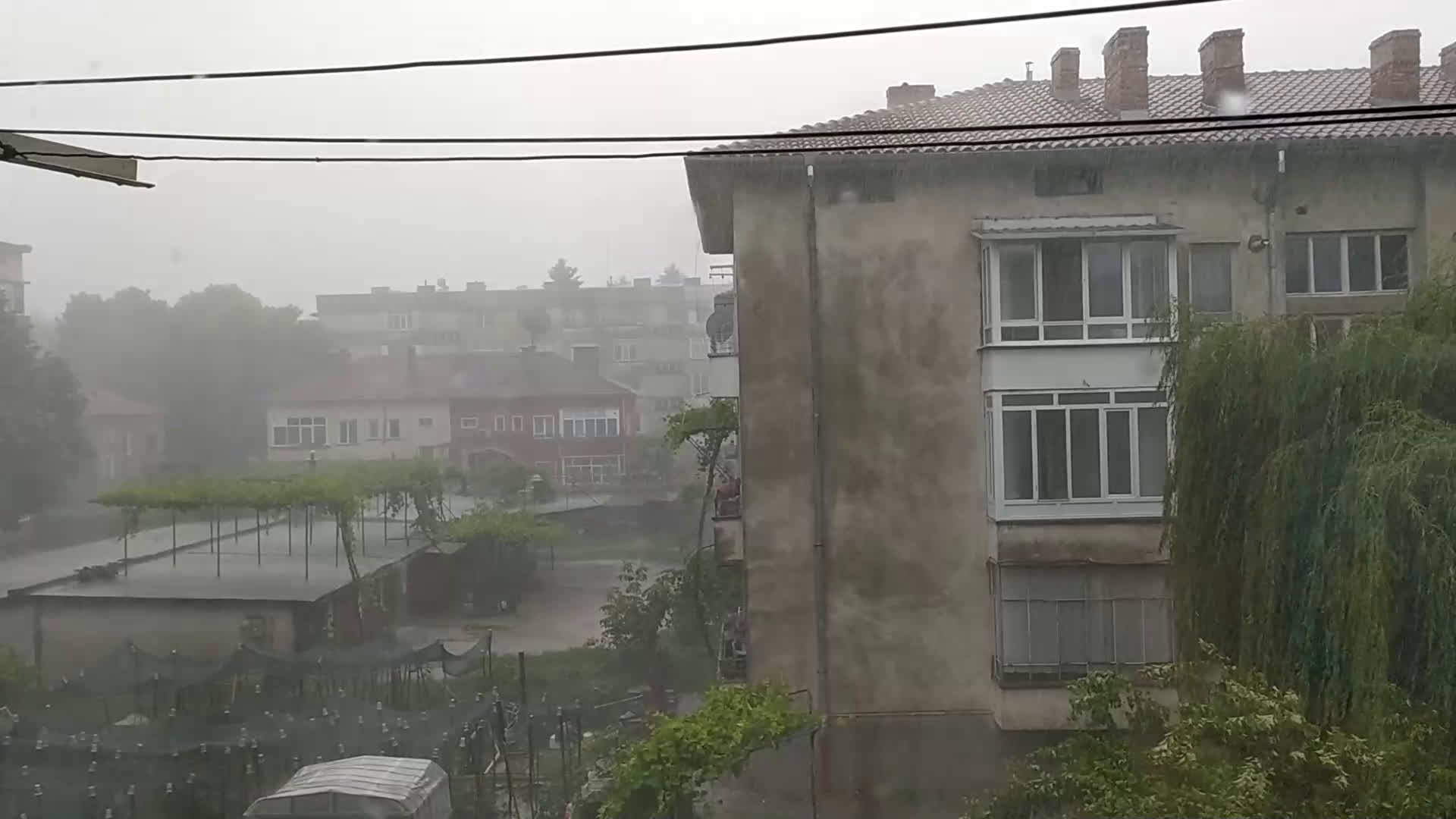 Проливен дъжд и гръмотевична буря в Севлиево
