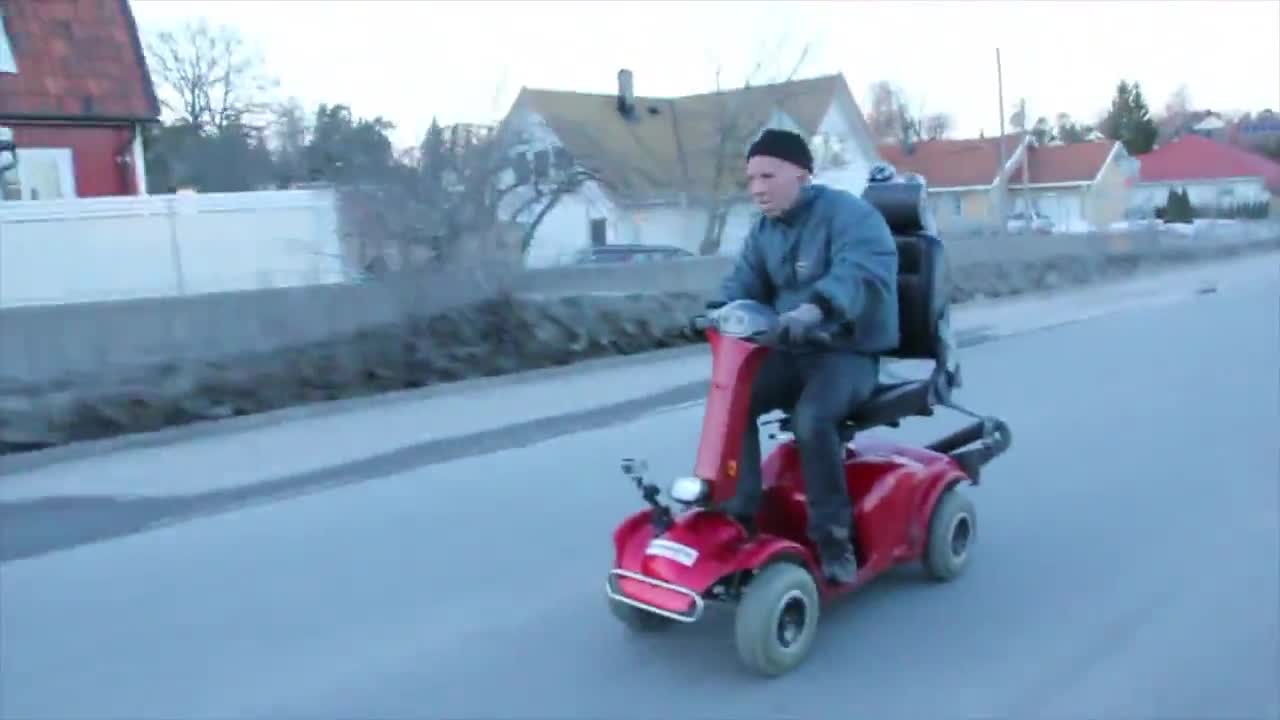 Дядо прави шоу на пътя
