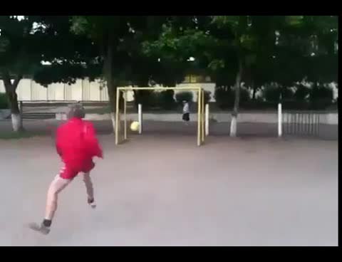 Тоя такъв гол вкара , че чак за малко да убие жената