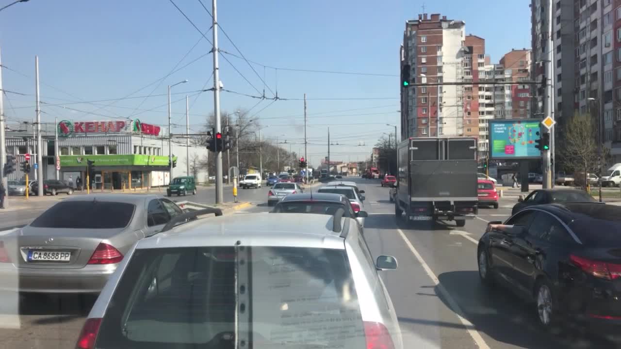 На светофара