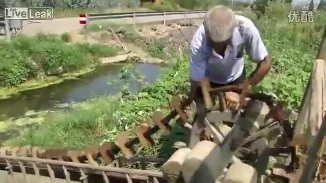 Напояване по много стар метод на оризова нива в съвременен Китай