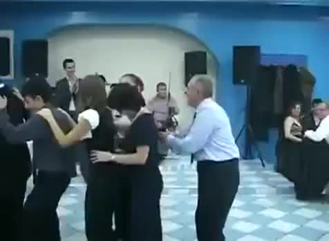 Смях - Дядо сваля жена !