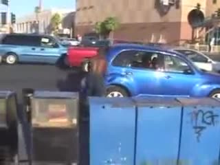 Луд троши коли с тесла насред кръстовище! 