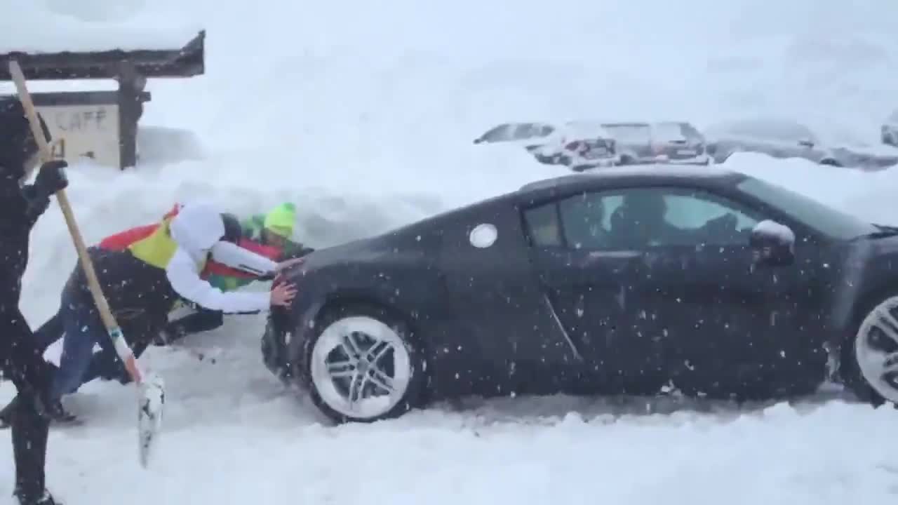 " Ауди R 8 " буксува ,пълен провал при снеговалеж