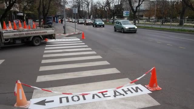 Надписи „Погледни” подсещат пешеходците във Варна да се огледат