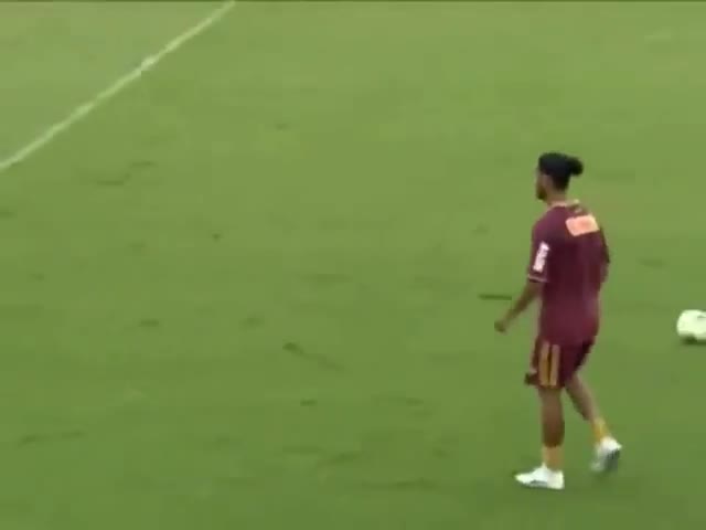 Само Роналдиньо има такъв контрол върху топката !!