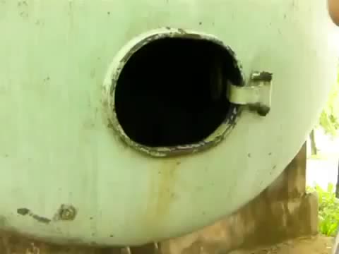 Руснак пее Аве Мария в цистерна!