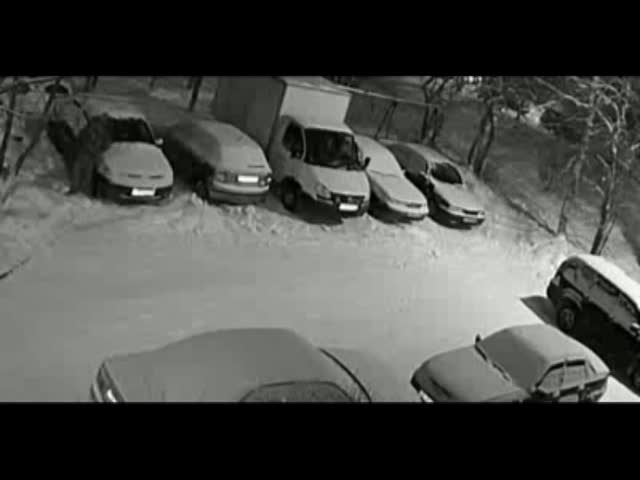 Добър човек почиства автомобилите на съседите от снега