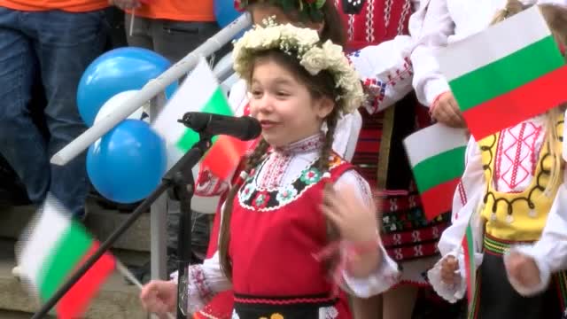 Деца пяха „Хубава си моя горо” на площад „Славейков”