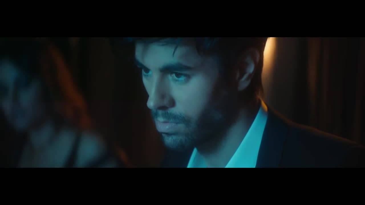 Enrique Iglesias - El Bano feat. Bad Bunny ( Официално Видео )